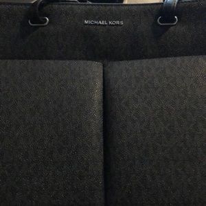 I’m selling a black bag of Michael Kors it Big